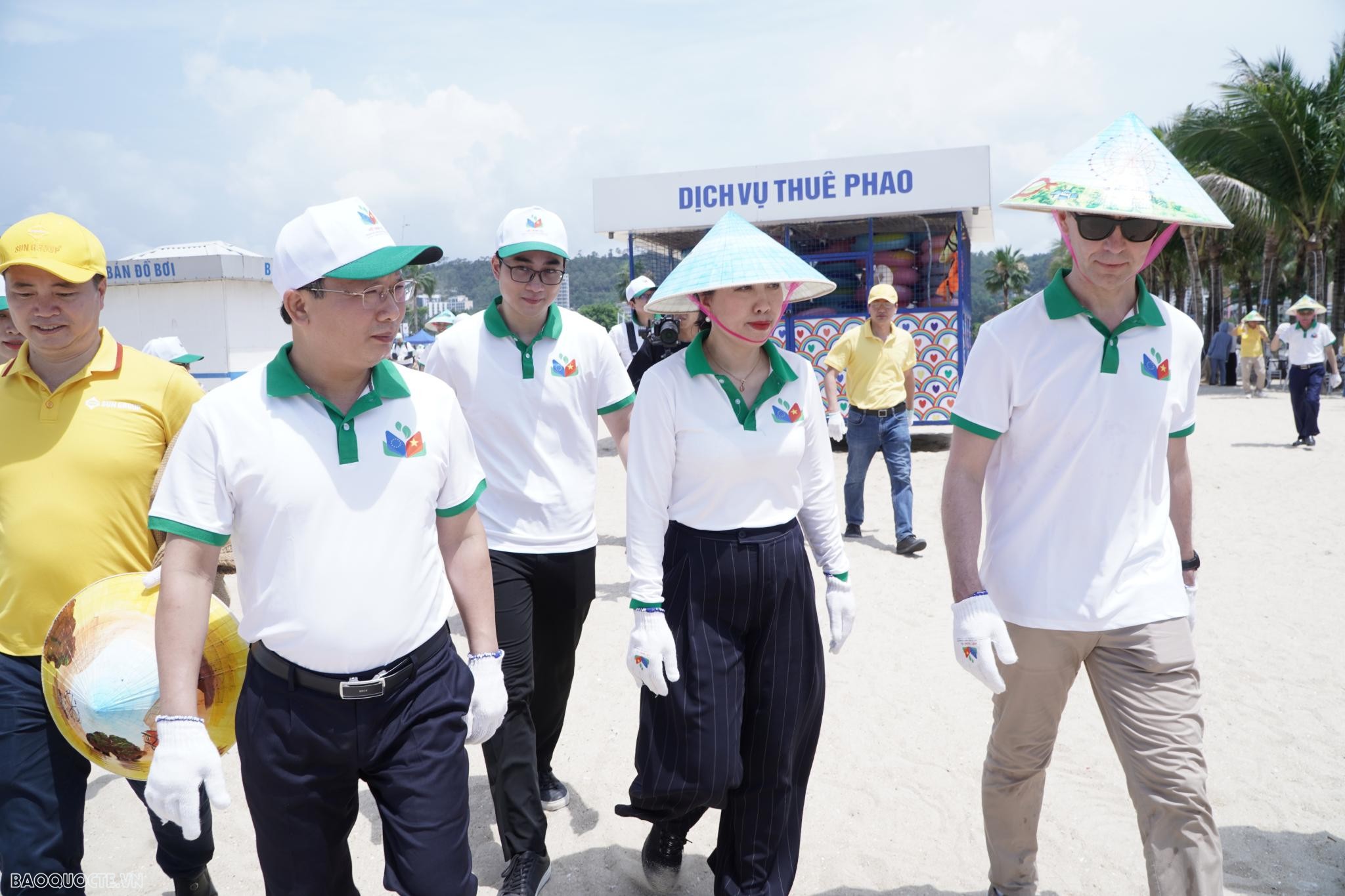 Nâng cao nhận thức và có trách nhiệm với môi trường biển Nâng cao nhận thức và có trách nhiệm với môi trường biển