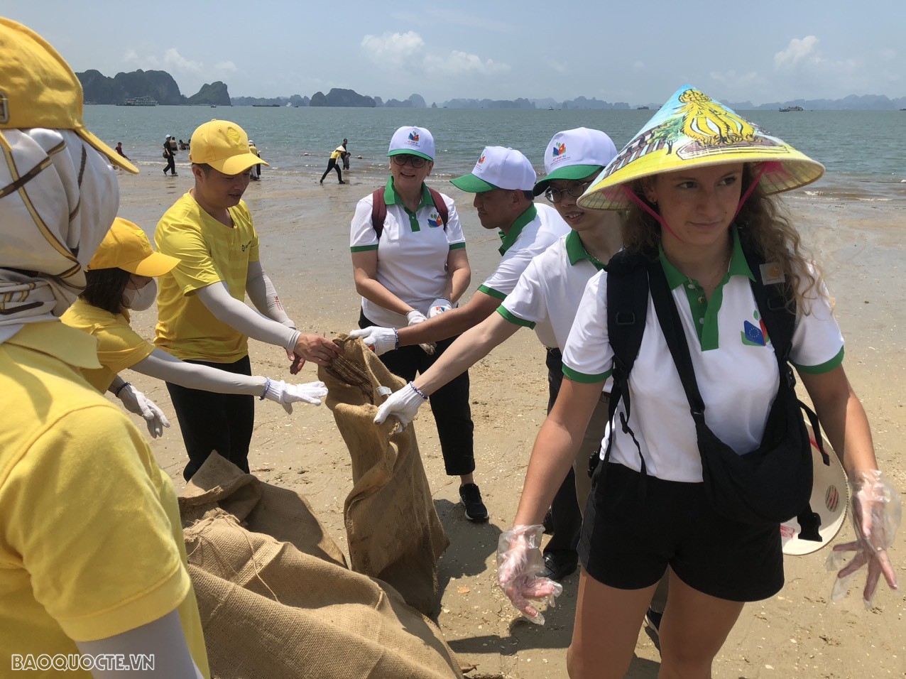 Nâng cao nhận thức và có trách nhiệm với môi trường biển Nâng cao nhận thức và có trách nhiệm với môi trường biển