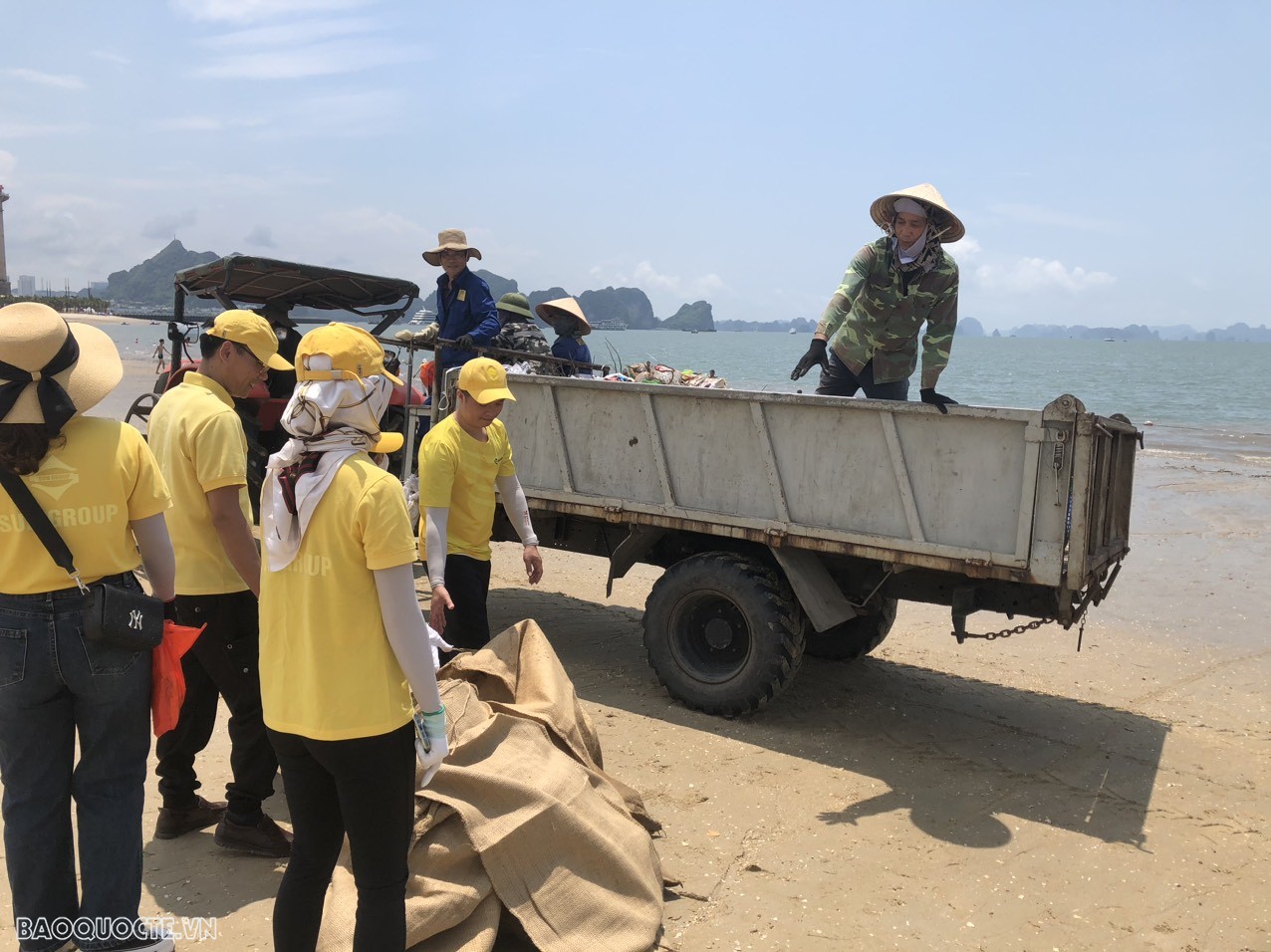 Nâng cao nhận thức và có trách nhiệm với môi trường biển Nâng cao nhận thức và có trách nhiệm với môi trường biển