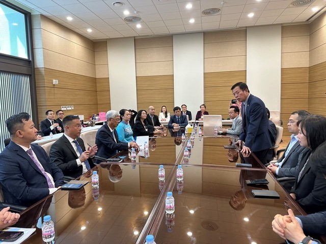 Lãnh đạo TP. Hồ Chí Minh trao tặng tủ sách tiếng Việt cho cộng đồng người Việt tại Hàn Quốc