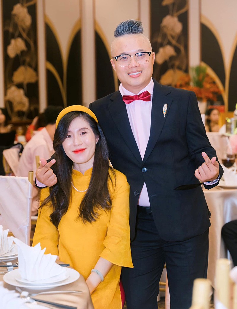 Vợ chồng nữ doanh nhân Nguyễn Thị Thu Hằng, người sáng lập và phát triển thương hiệu Yến sào “Góc của Hằng”