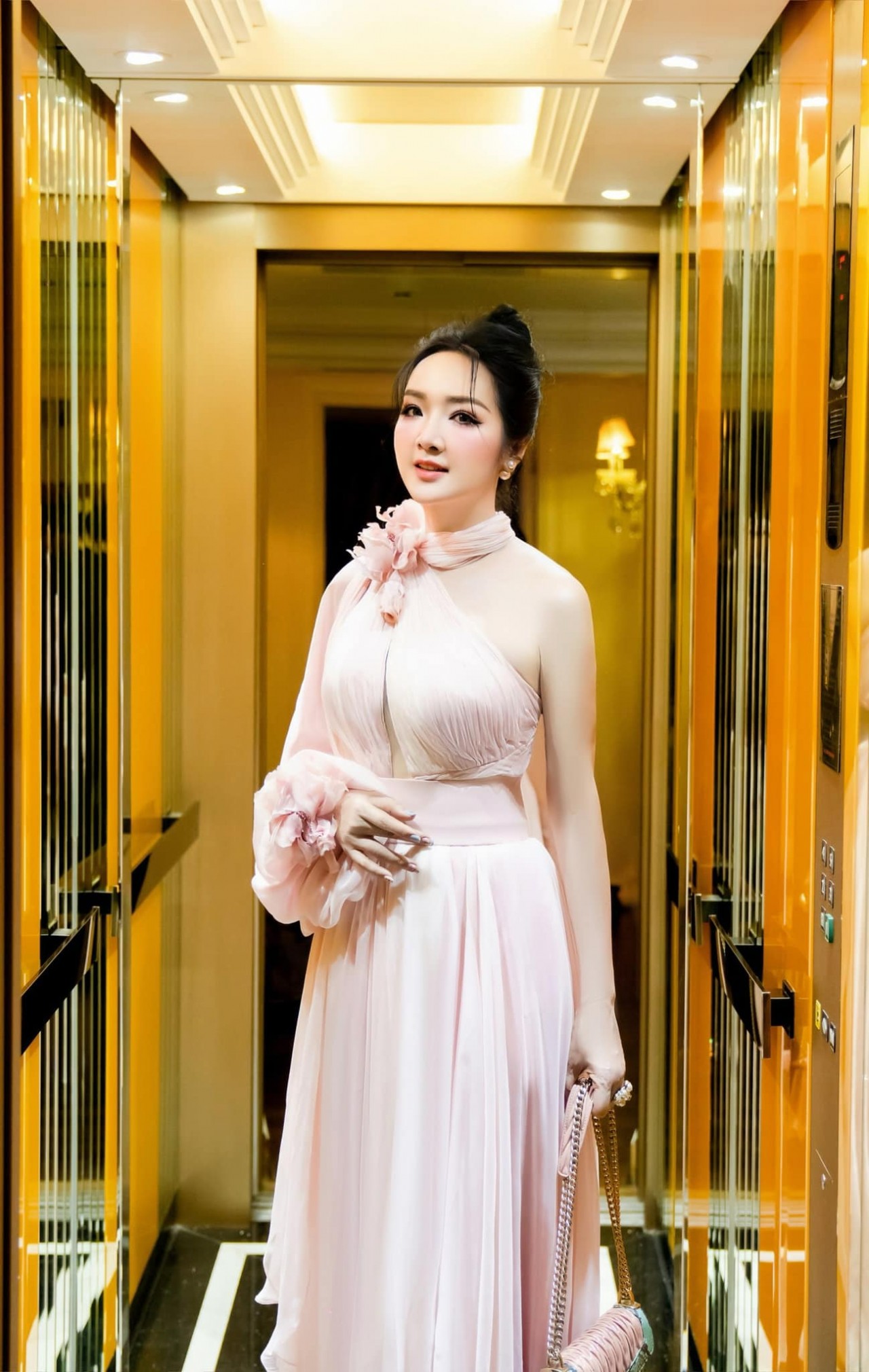 Hoa hậu Đền Hùng Giáng My dịu dàng