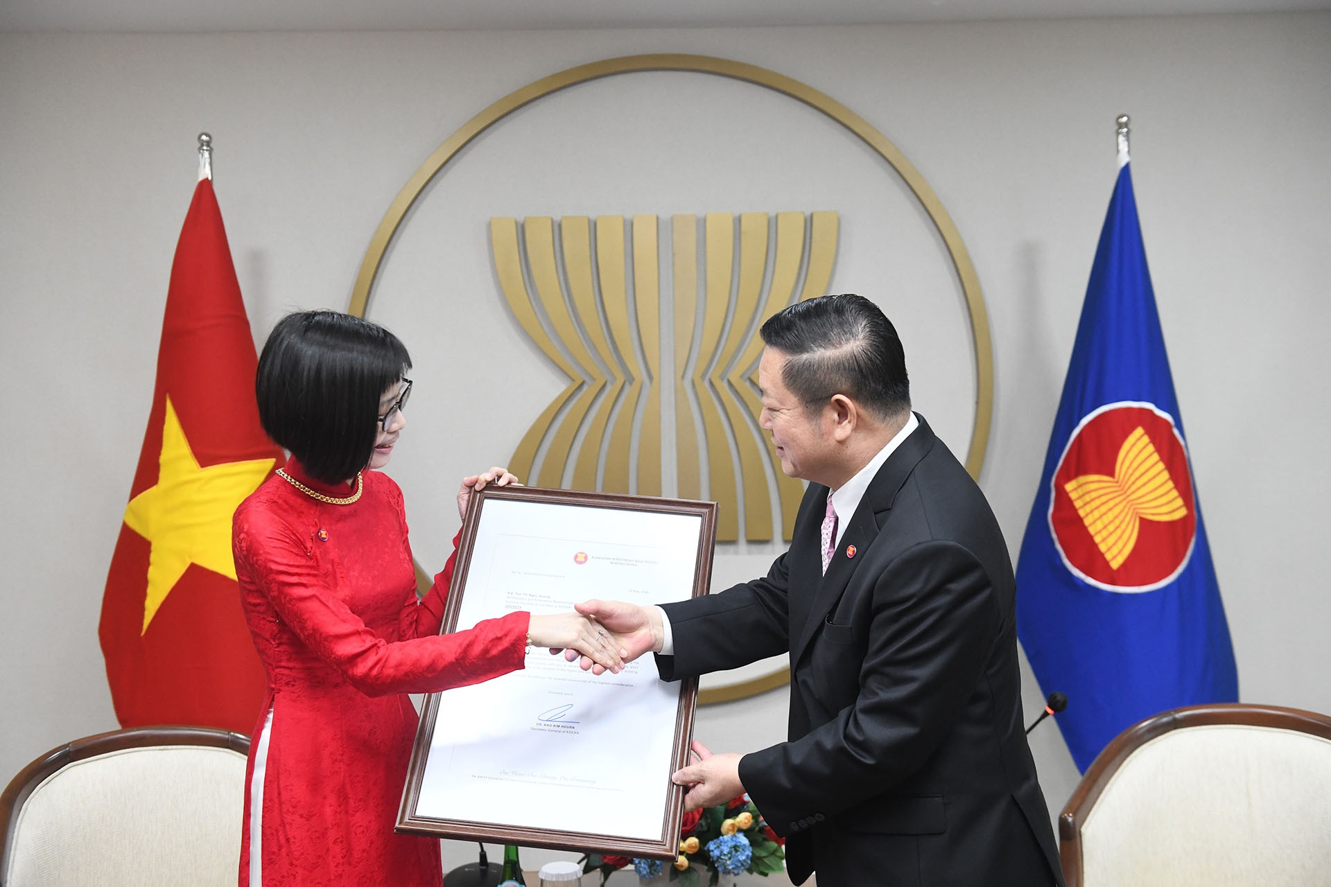 Đại sứ, Trưởng Phái đoàn đại diện thường trực Việt Nam tại ASEAN trình Thư ủy nhiệm lên Tổng thư ký ASEAN