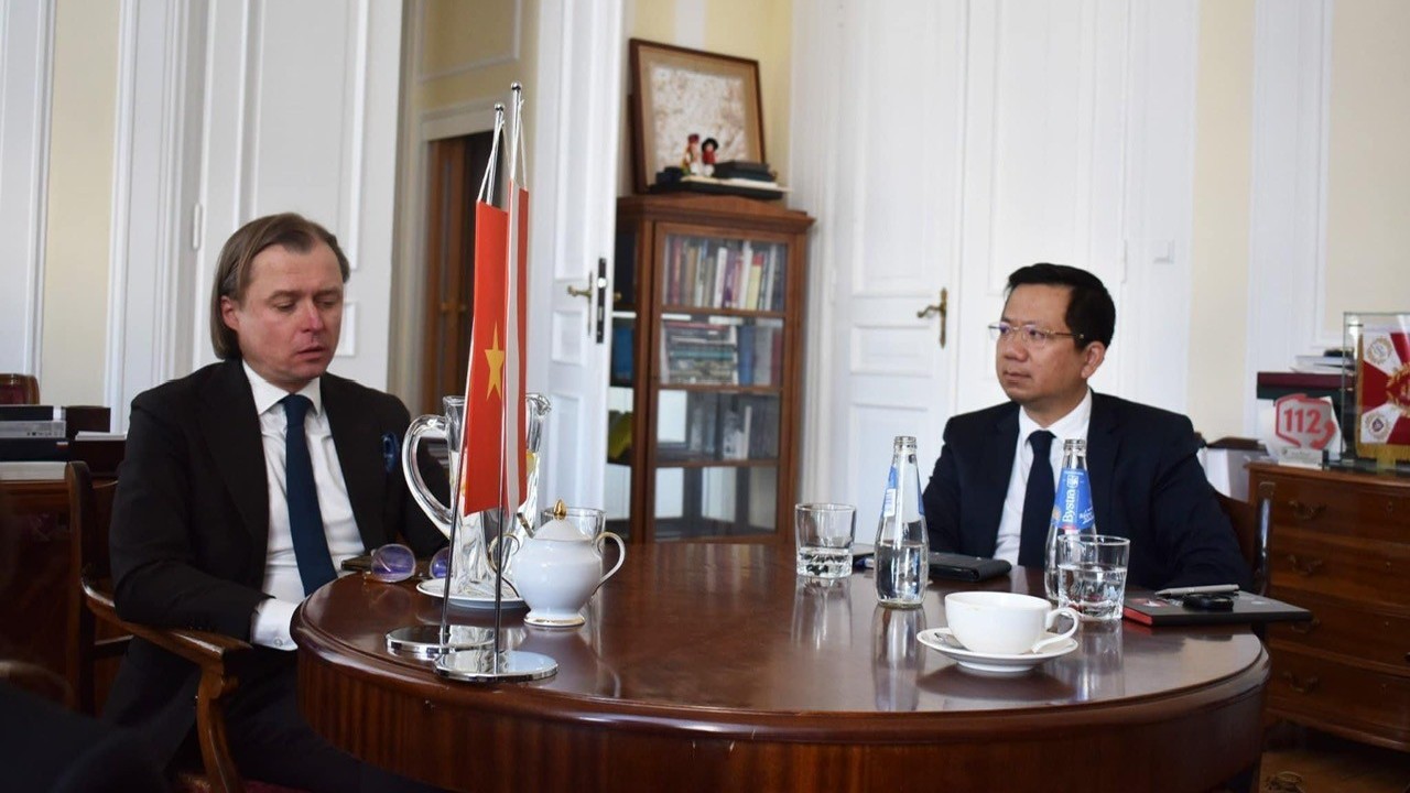 dai su viet nam tai ba lan ho tro tao dieu kien thuan loi nhat cho ba con cap doi cac giay to