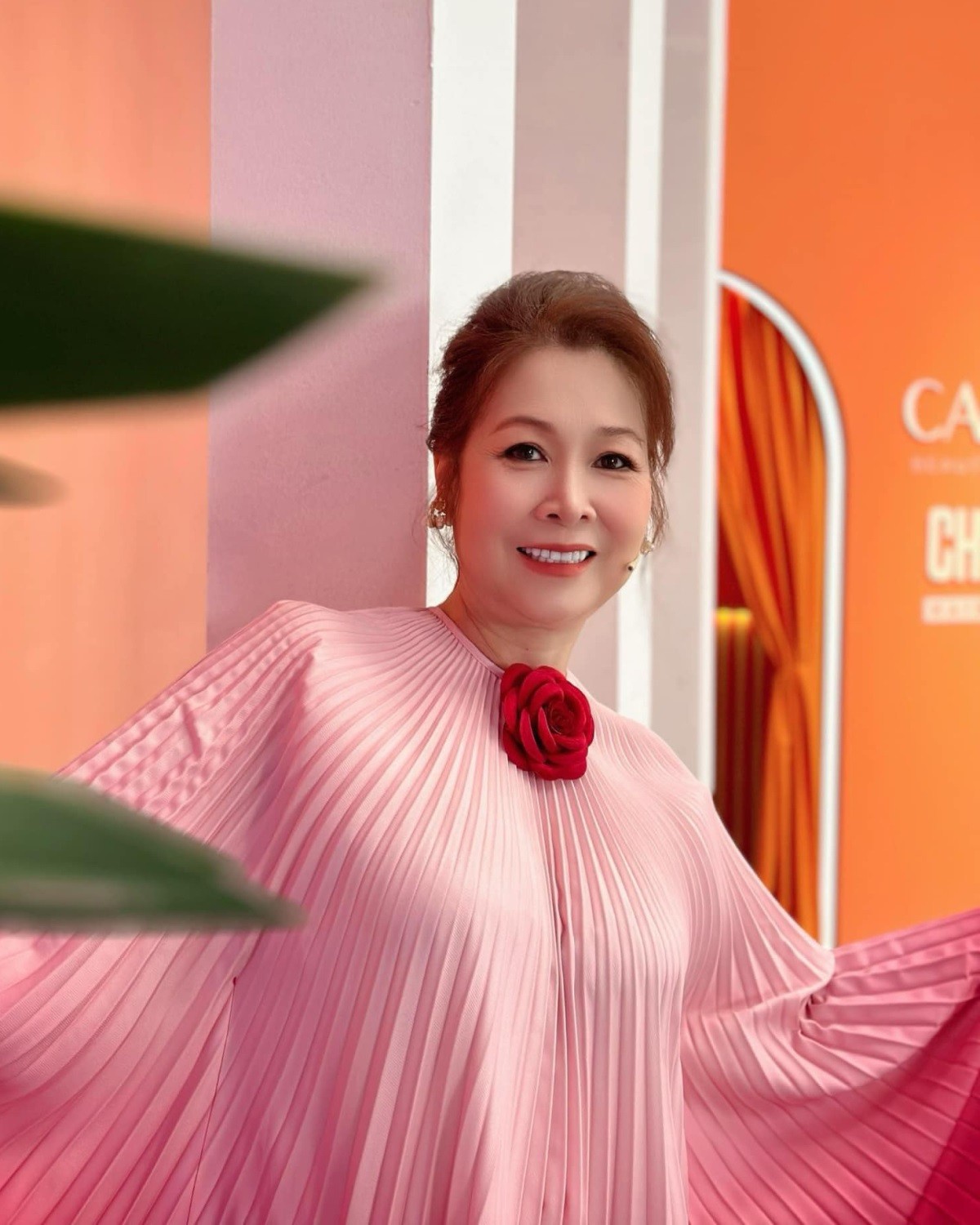 Một năm nay, NSND Hồng Vân giảm cân thành công nhờ chế độ ăn uống kết hợp tập luyện khoa học. Giảm được 17 kg xuống còn gần 70 kg, chị liên tục thay đổi kiểu trang phục mỗi khi xuất hiện.