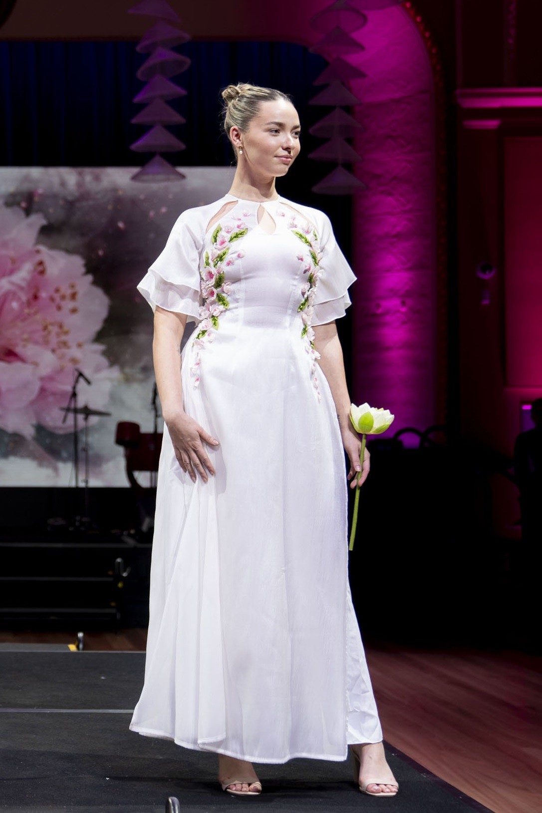 Hoa hậu Ngọc Châu trình diễn áo dài tại Australia