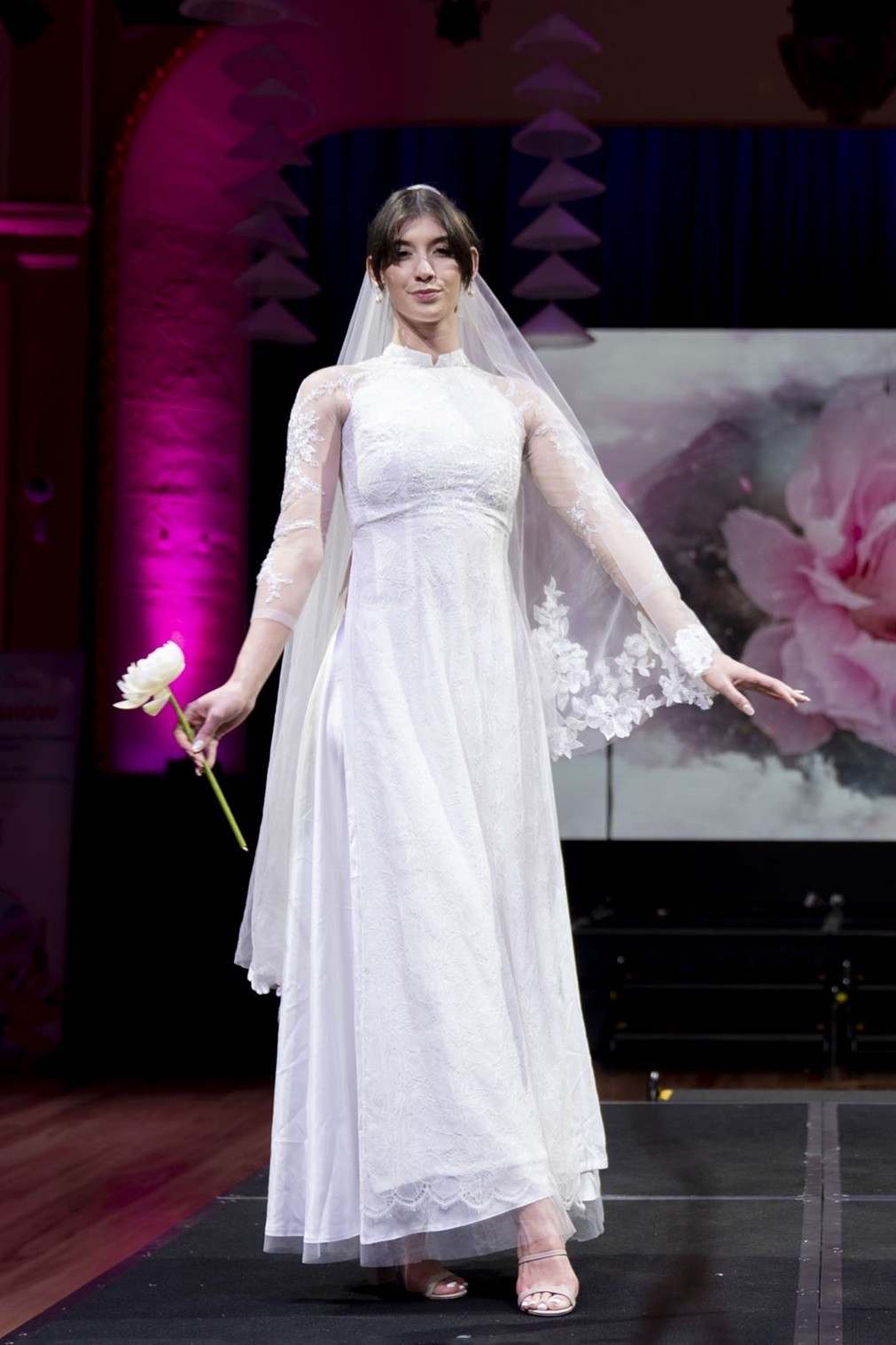 Hoa hậu Ngọc Châu trình diễn áo dài tại Australia