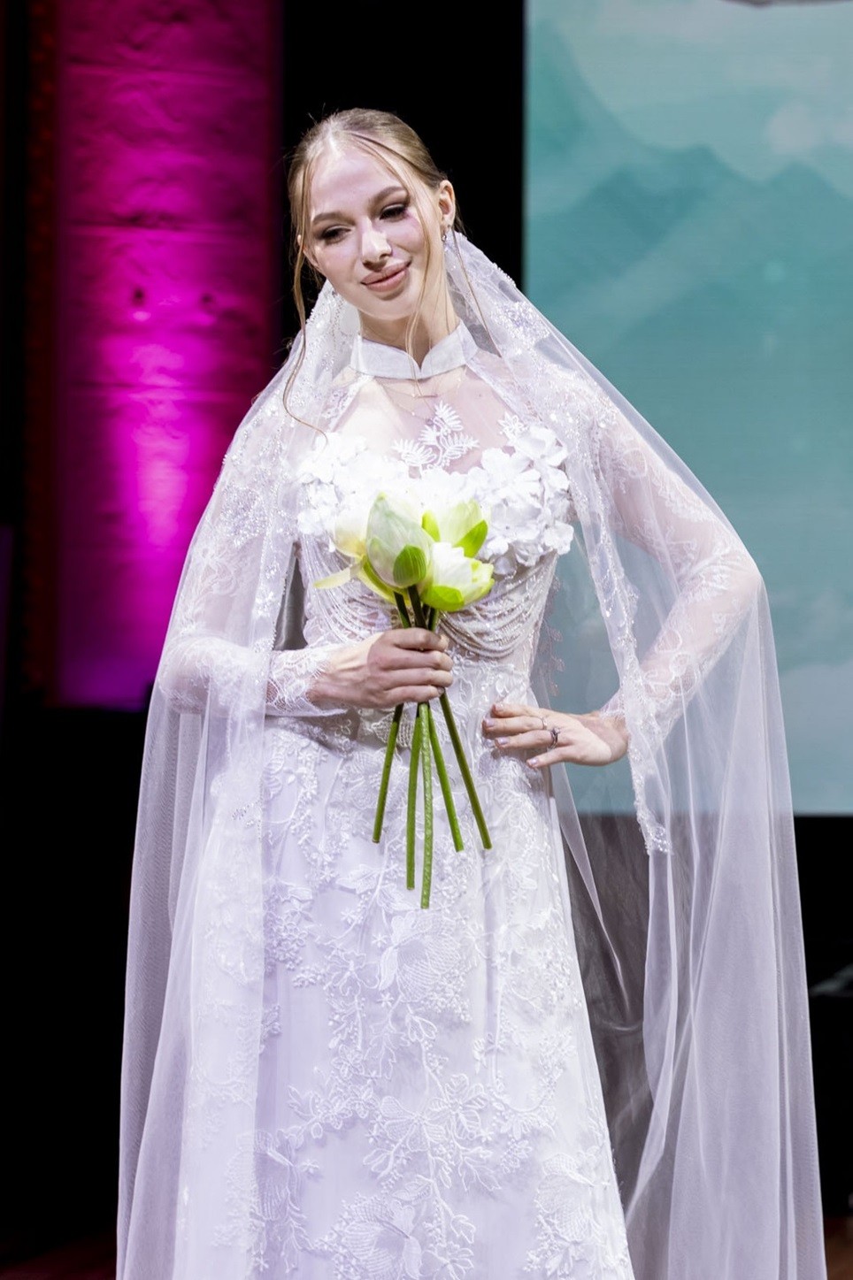 Hoa hậu Ngọc Châu trình diễn áo dài tại Australia