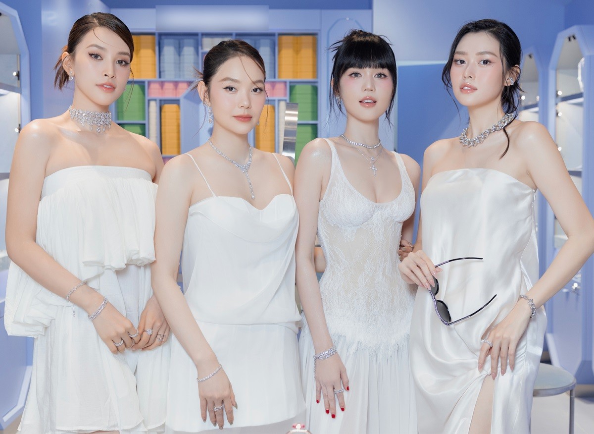 Ngọc Trinh (thứ hai từ phải qua) diện thiết kế xuyên thấu, hội ngộ dàn mỹ nhân showbiz (từ trái qua) gồm Tiểu Vy, Minh Hằng, Tường San ở một sự kiện diễn ra hôm 15/5.