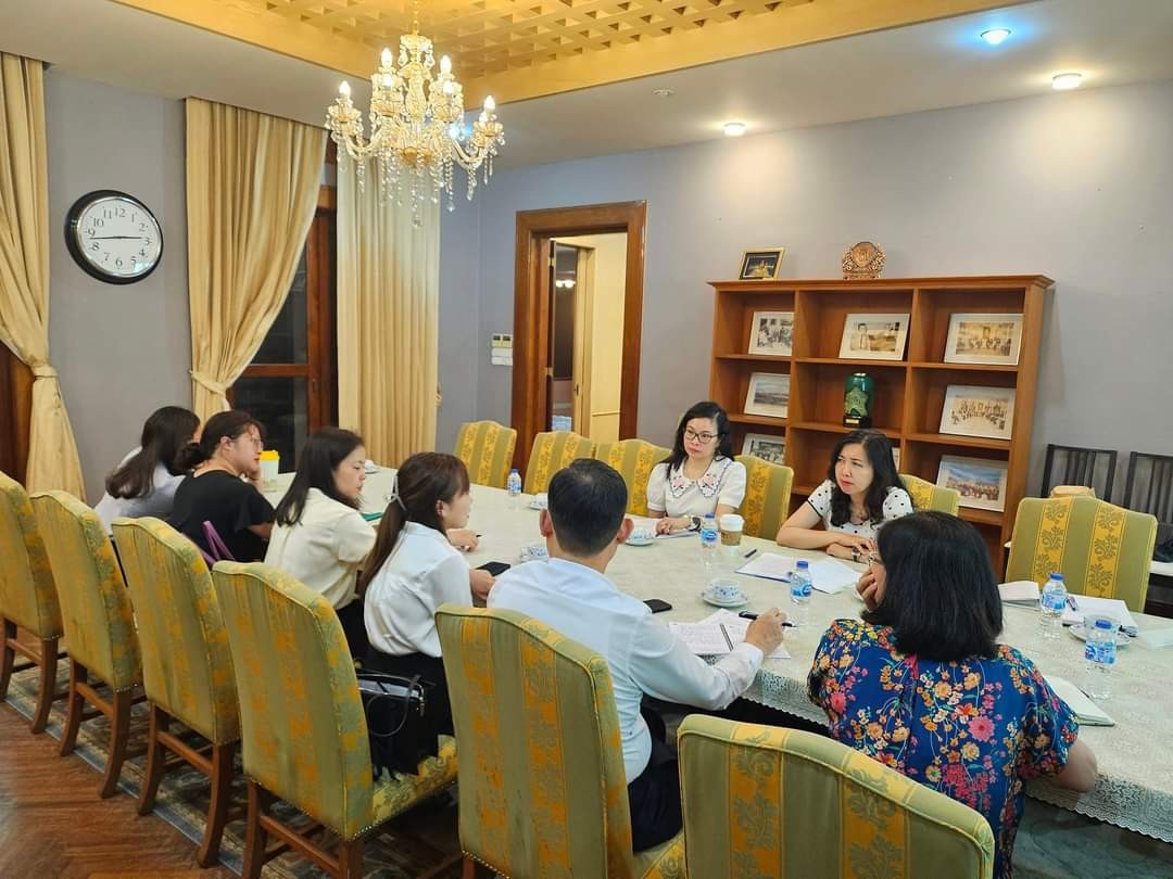 Thứ trưởng Bộ Ngoại giao Lê Thị Thu Hằng thăm và làm việc với cộng đồng người Việt Nam tại Thái Lan