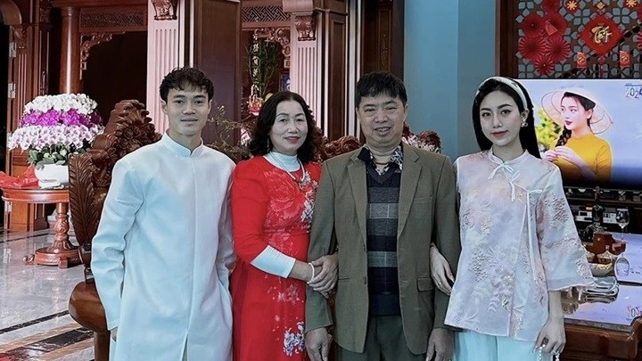 Hình ảnh ngôi nhà phong cách tân cổ điển của Văn Toàn ở quê nhà Hải Dương