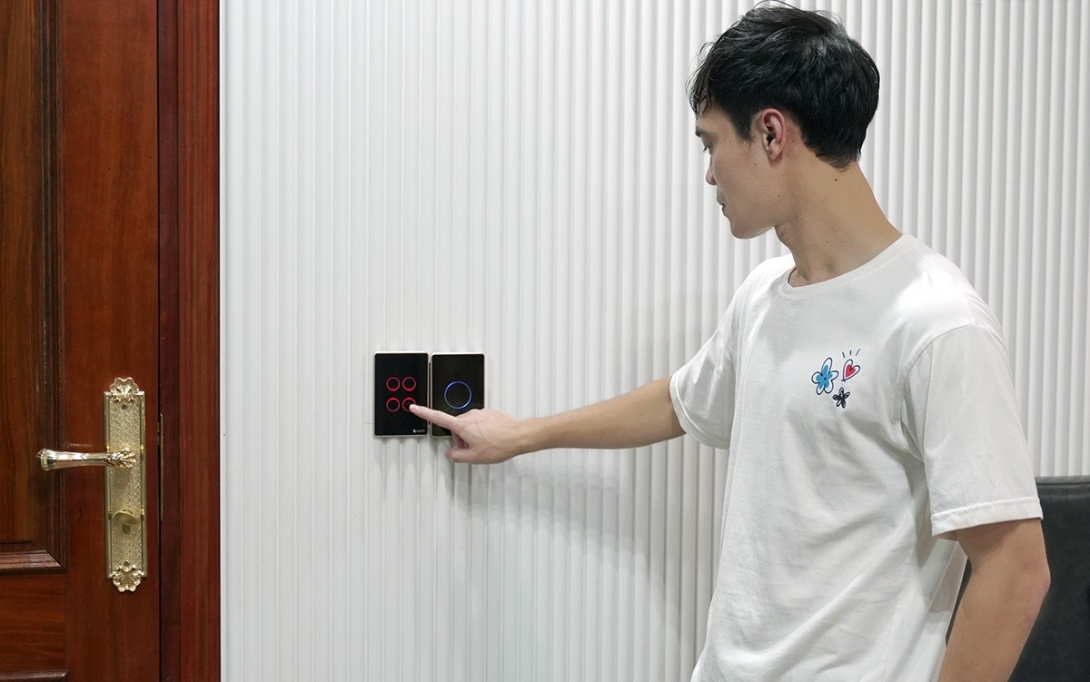 Văn Toàn cho lắp đặt toàn bộ hệ thống đồ điện là thiết bị thông minh để giúp bố mẹ thuận tiện trong sinh hoạt. Các công tắc đều là loại cảm ứng và có thể điều khiển qua điện thoại di động.