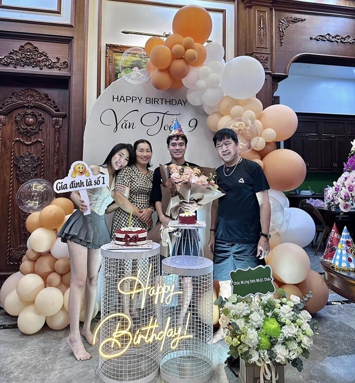 Văn Toàn đón sinh nhật tuổi 28 bên bố mẹ và em gái hôm 12/4 tại ngôi nhà mới. Nguyễn Nụ - em gái Văn Toàn - cho biết, đây là lần đầu tiên sau 15 năm gia đình mới được tổ chức sinh nhật cho anh.
