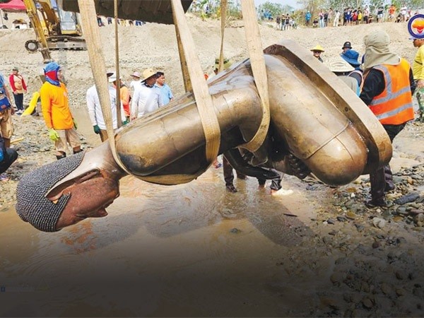 Lào khai quật bức tượng Phật cao 2m, chưa rõ niên đại và nguồn gốc Lào khai quật bức tượng Phật cao 2m, chưa rõ niên đại và nguồn gốc