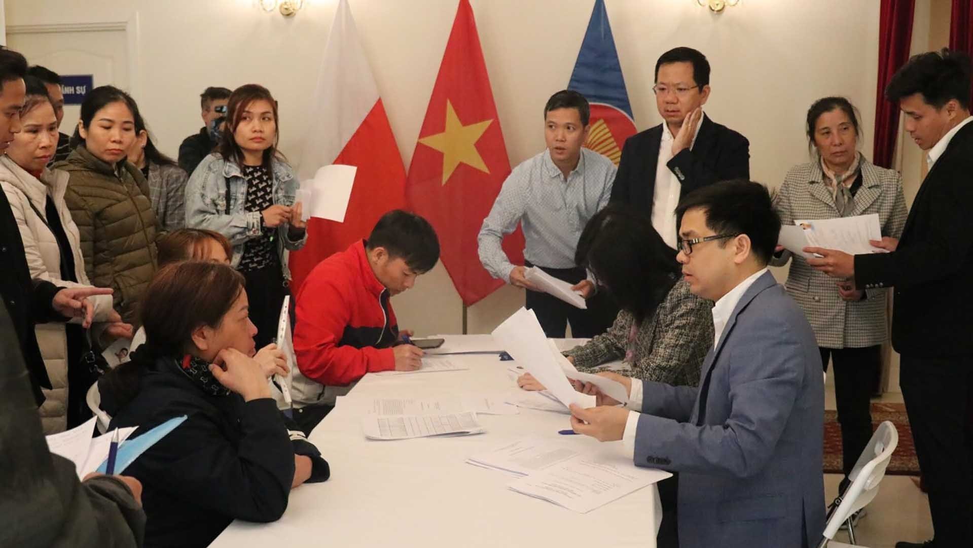 dai su quan viet nam tai ba lan ho tro ba con nguoi viet bi anh huong boi vu chay trung tam thuong mai lam lai giay to