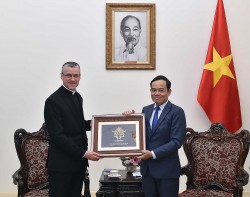Phó Thủ tướng Trần Lưu Quang tiếp Thứ trưởng Ngoại giao Tòa thánh Vatican