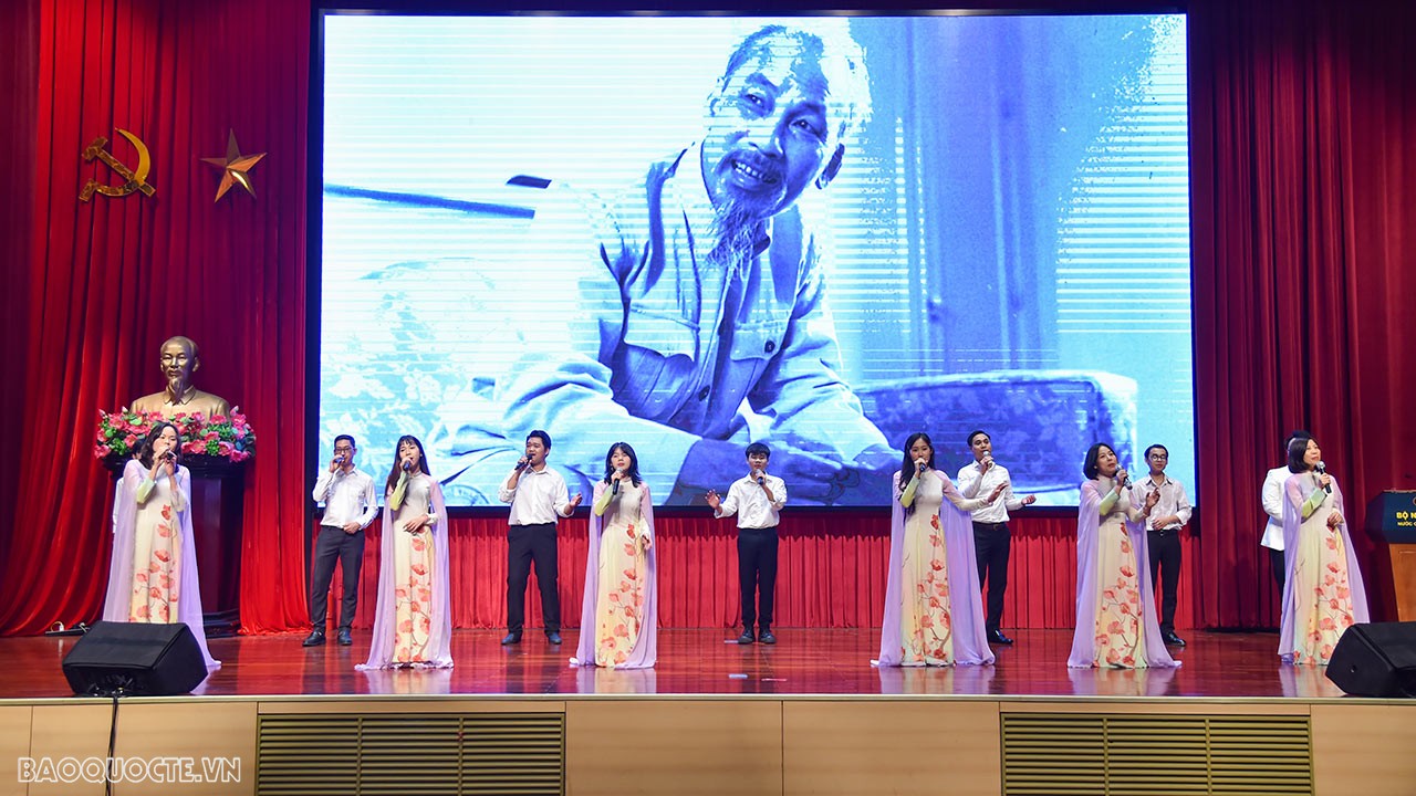 Phát động thi đua ‘cán bộ, đảng viên Đảng bộ Bộ Ngoại giao học tập và làm theo phong cách ngoại giao Hồ Chí Minh’