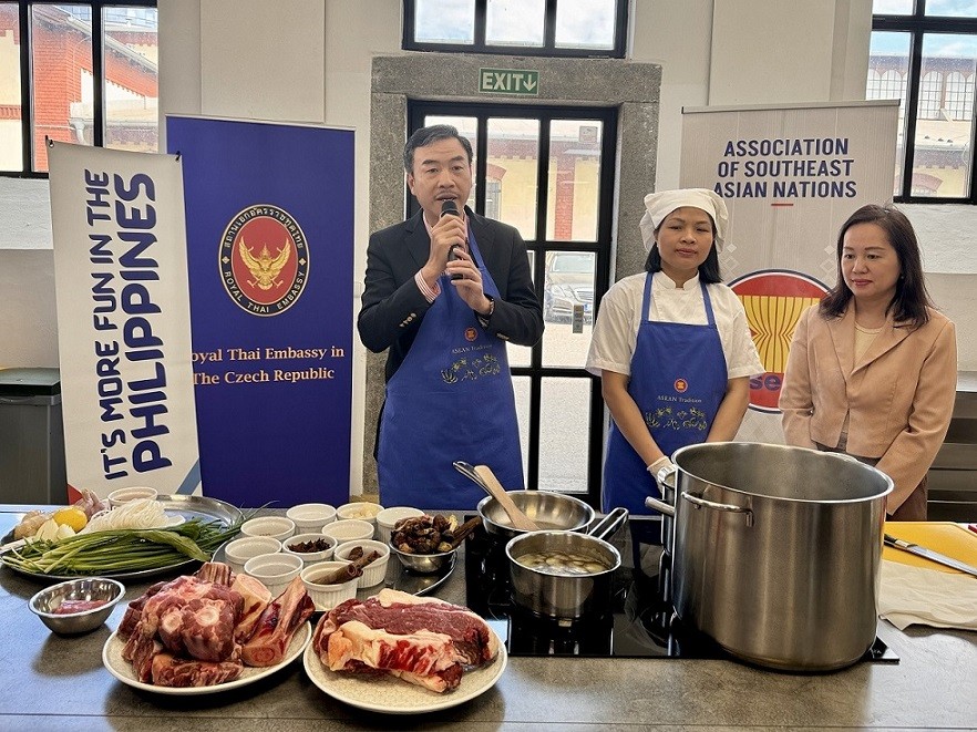 Đại sứ quán Việt Nam tại Czech quảng bá món Phở trong Lễ hội ẩm thực ASEAN 2024 Đại sứ quán Việt Nam tại Czech quảng bá món Phở trong Lễ hội ẩm thực ASEAN 2024