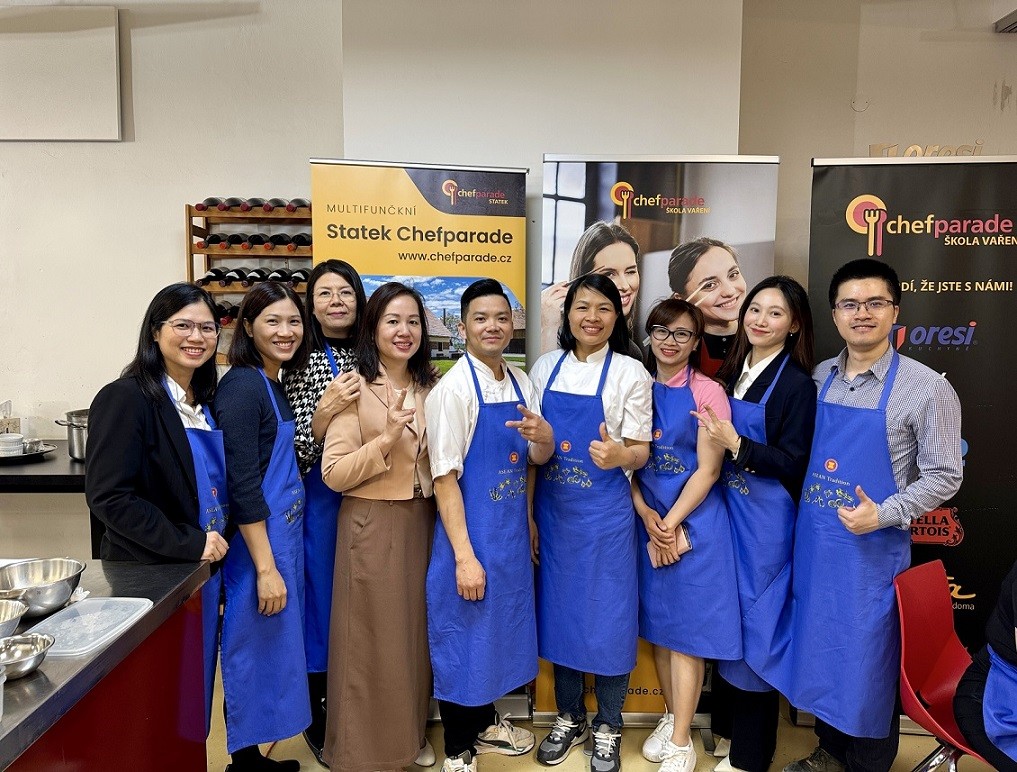 Đại sứ quán Việt Nam tại Czech quảng bá món Phở trong Lễ hội ẩm thực ASEAN 2024 Đại sứ quán Việt Nam tại Czech quảng bá món Phở trong Lễ hội ẩm thực ASEAN 2024