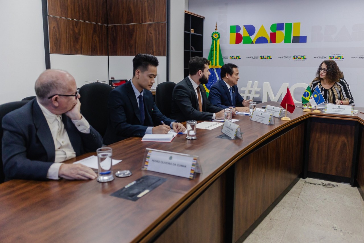 Đại sứ Bùi Văn Nghị ....