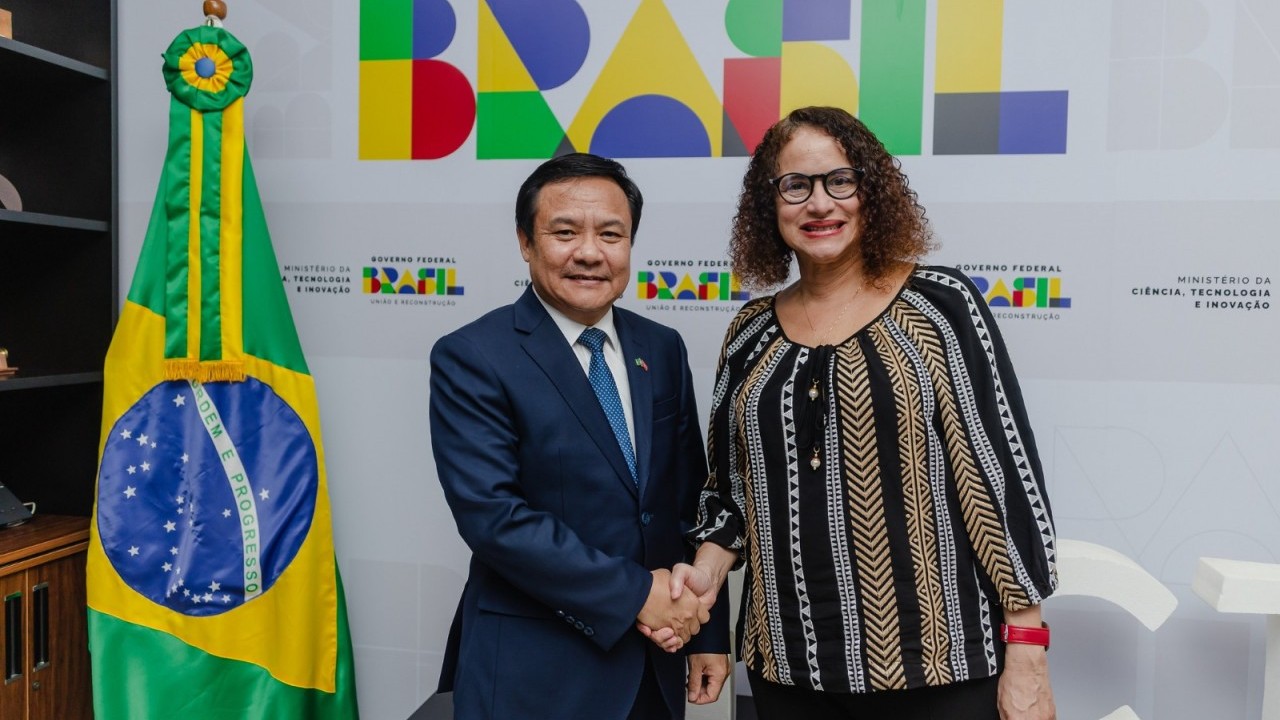 dai su bui van nghi gap lam viec voi bo truong khoa hoc cong nghe va doi moi sang tao brazil