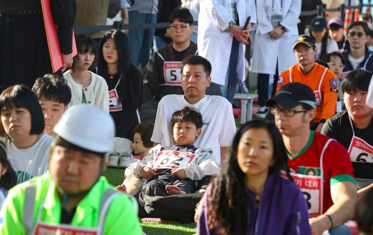 Hàng nghìn người tham gia cuộc thi ngồi yên ở Hàn Quốc