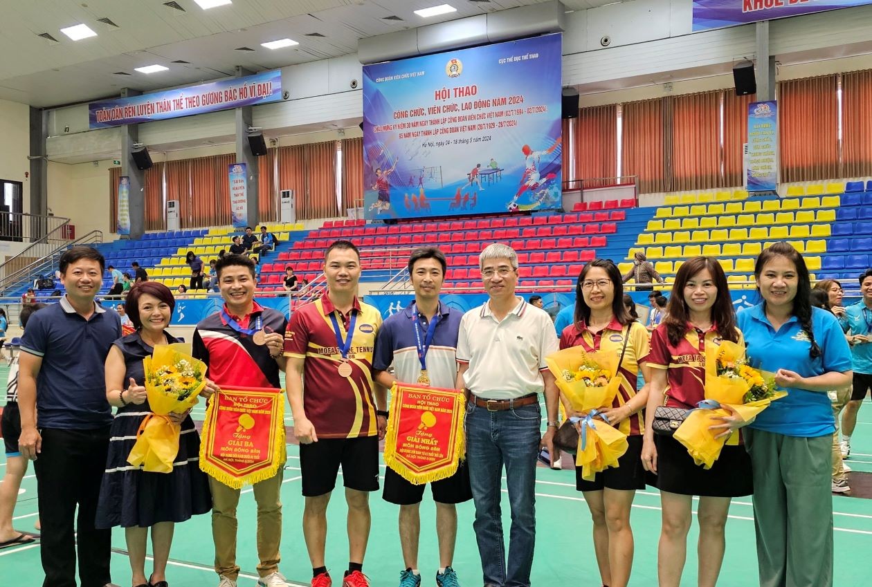 Đại diện Bộ Ngoại giao chụp ảnh lưu niệm với các vận động viên đoạt giải. (Ảnh: Toàn Thắng) Đại diện Bộ Ngoại giao chụp ảnh lưu niệm với các vận động viên đoạt giải. (Ảnh: Toàn Thắng)