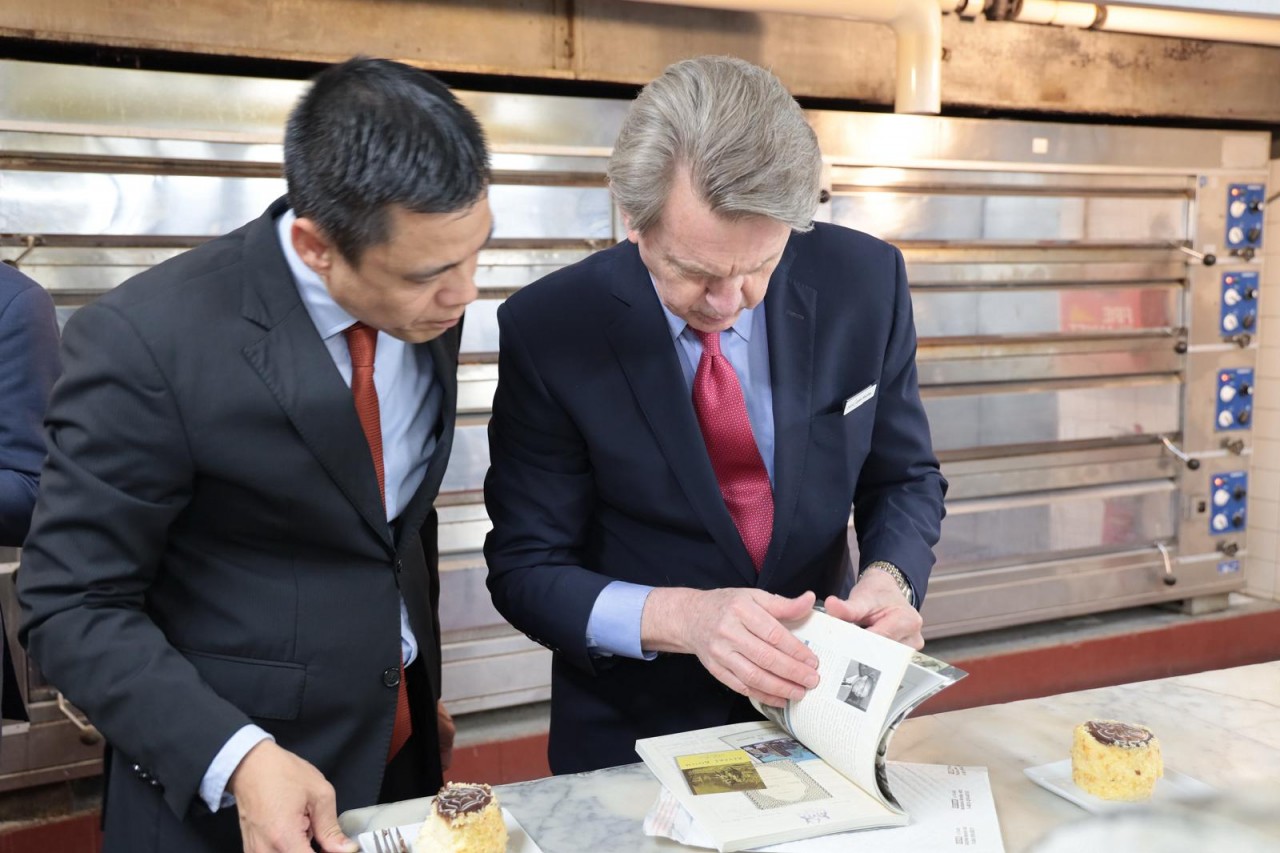 Đại sứ Đặng Hoàng Giang cùng Tổng Giám đốc John Murtha trao đổi nội dung liên quan đến Chủ tịch Hồ Chí Minh trong cuốn sách về lịch sử khách sạn Omni Parker House