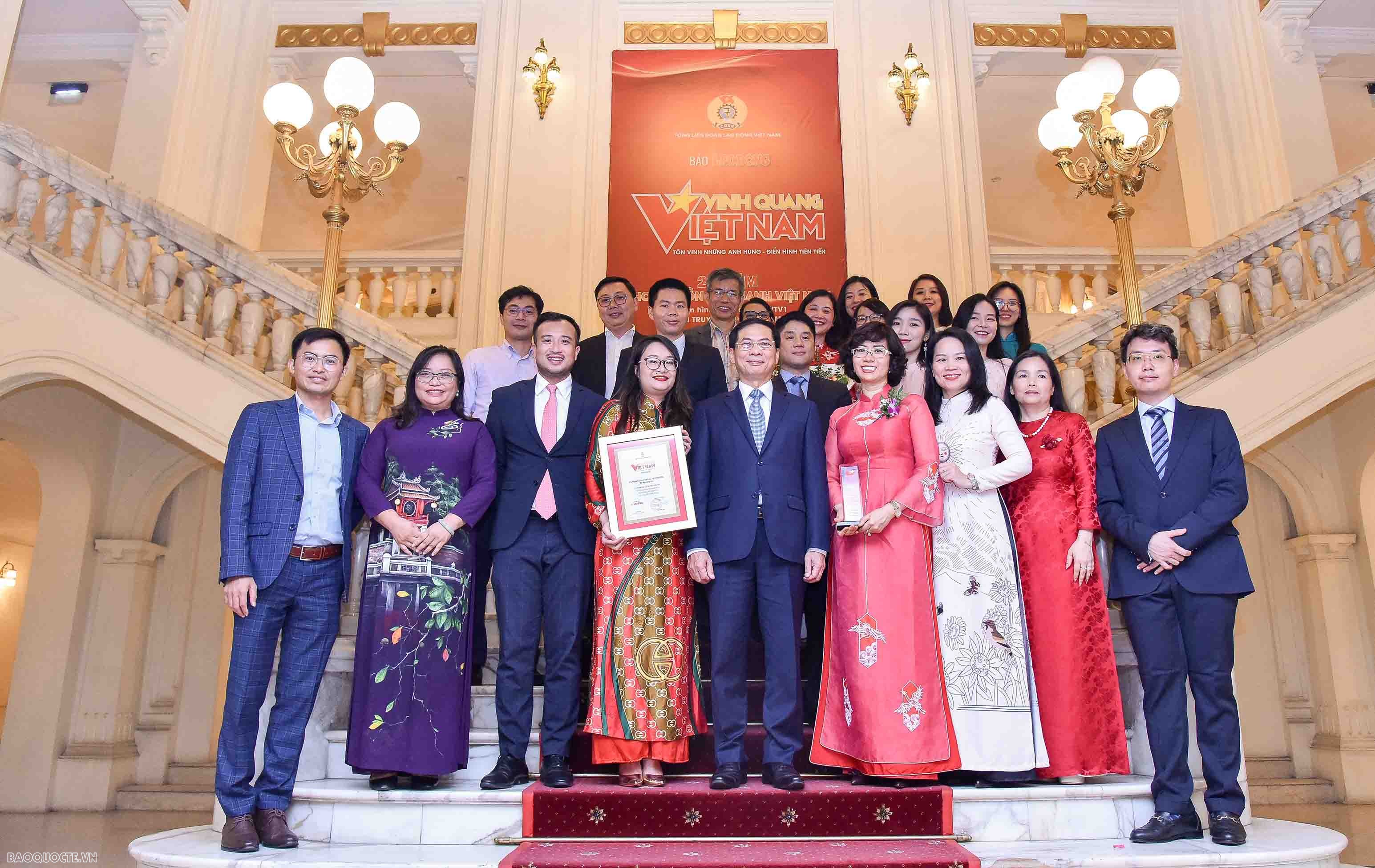 Đằng sau câu chuyện thành công