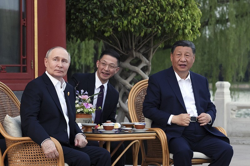 Tổng thống Nga Vladimir Putin và Chủ tịch Trung Quốc Tập Cận Bình lại cuộc gặp không chính thức ở thủ đô Bắc Kinh ngày 16/5/2024. (Nguồn: AP) Tổng thống Nga Vladimir Putin và Chủ tịch Trung Quốc Tập Cận Bình lại cuộc gặp không chính thức ở thủ đô Bắc Kinh ngày 16/5/2024. (Nguồn: AP)
