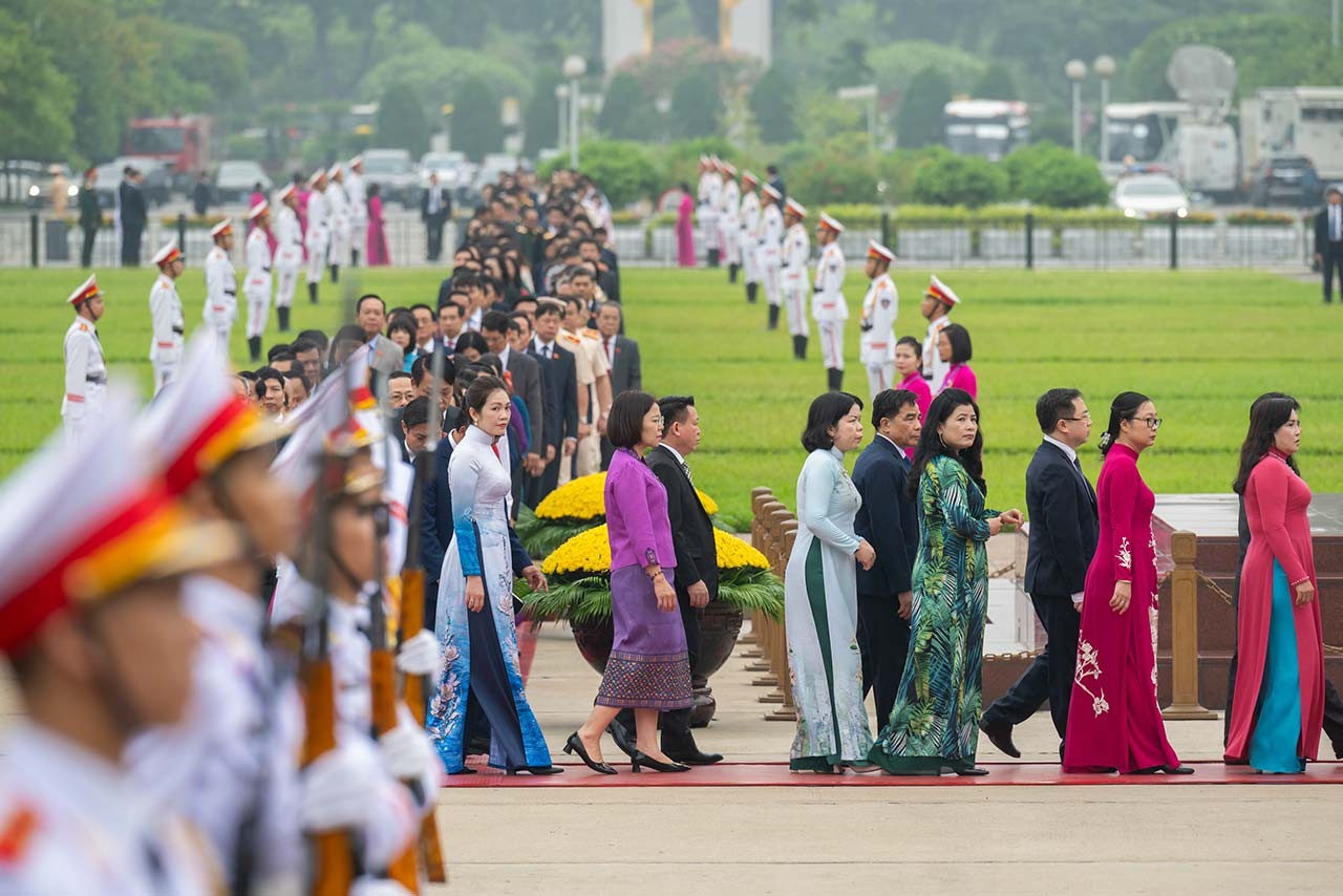 Lãnh đạo Đảng, Nhà nước và các đại biểu Quốc hội vào Lăng viếng Chủ tịch Hồ Chí Minh