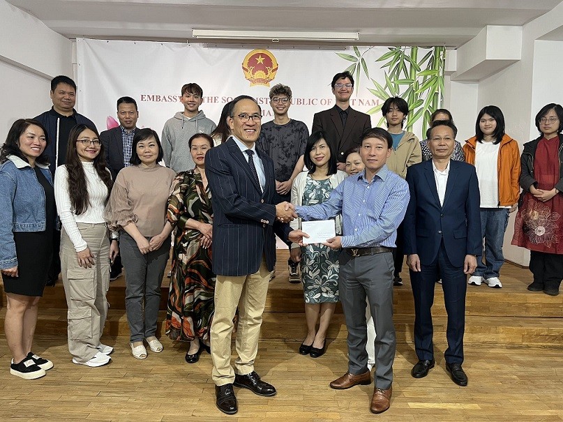 Người Việt tại Romania thi đua học tập theo tấm gương Chủ tịch Hồ Chí Minh Người Việt tại Romania thi đua học tập theo tấm gương Chủ tịch Hồ Chí Minh