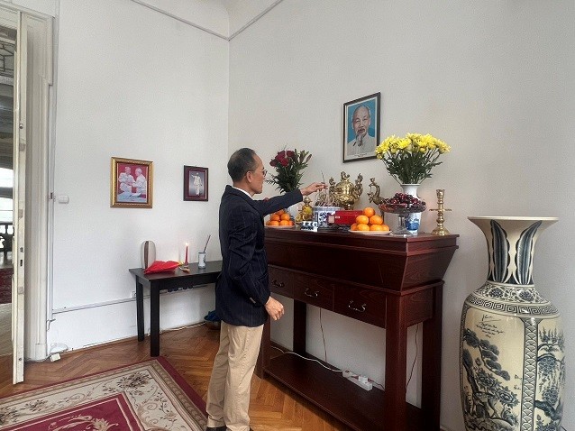 Phong trào thi đua học tập theo tấm gương Chủ tịch Hồ Chí Minh tại Romania Người Việt tại Romania thi đua học tập theo tấm gương Chủ tịch Hồ Chí Minh