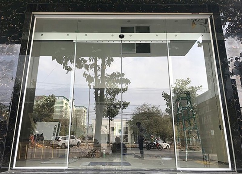 Cửa kính giá rẻ Việt Phong điểm danh những ưu, nhược điểm của cửa kính lùa, cửa kính tự động