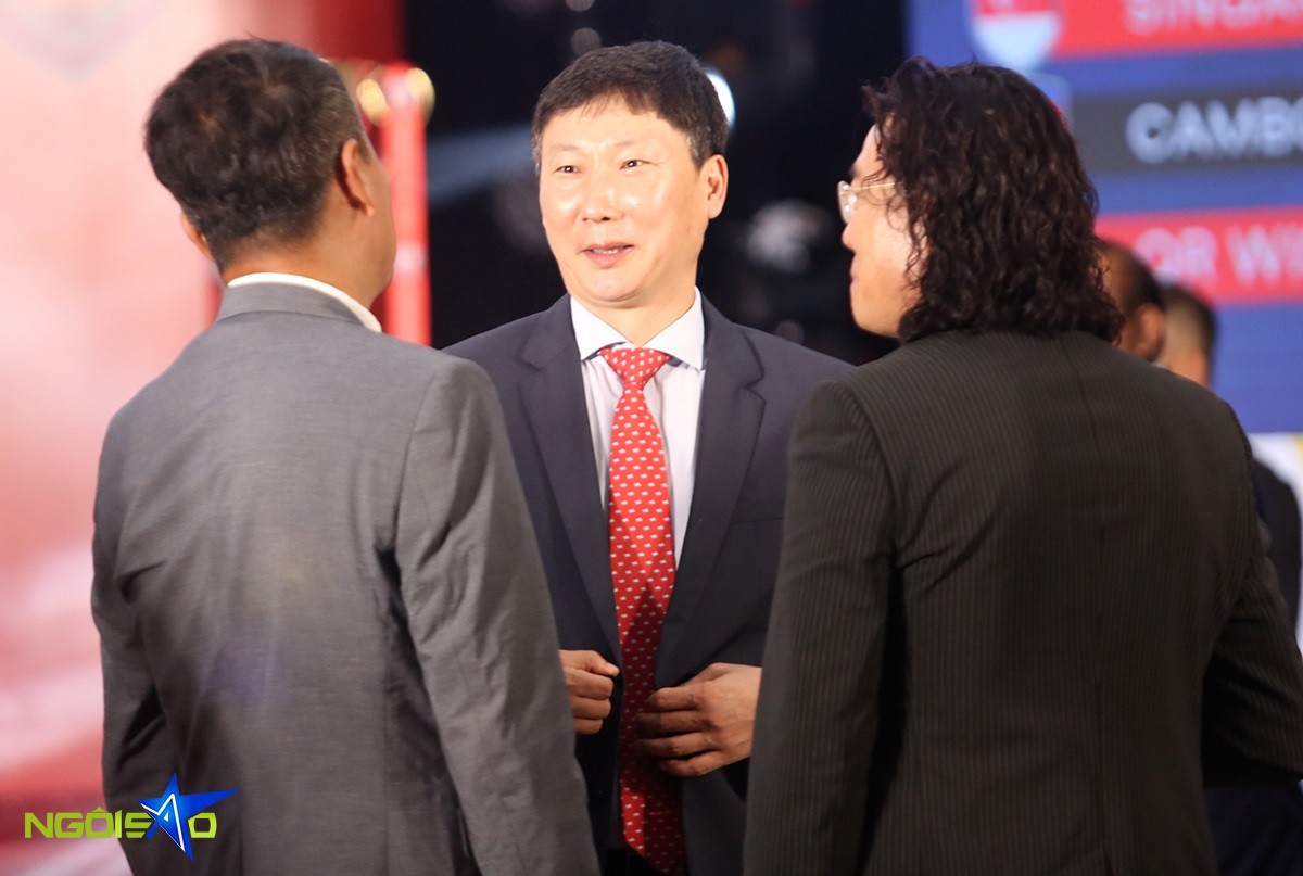 HLV Kim Sang Sik tươi tắn khi trò chuyện với đồng nghiệp và quan chức Liên đoàn bóng đá Đông Nam Á (AFF) sau lễ bốc thăm AFF Cup 2024 diễn ra tại Hà Nội, chiều 21/5.