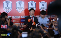 Hình ảnh HLV Kim Sang Sik tươi cười tại lễ bốc thăm chia bảng AFF Cup 2024