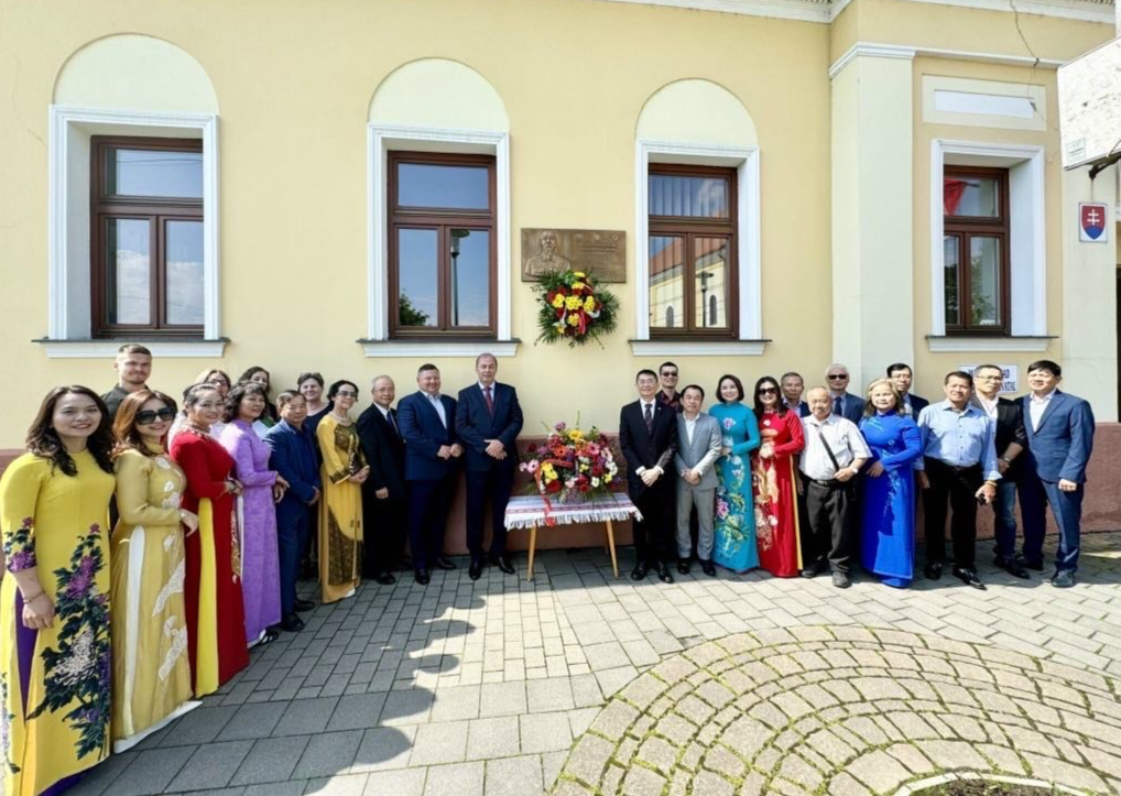 Đại sứ quán Việt Nam tại Slovakia long trọng kỷ niệm 134 năm ngày sinh Chủ tịch Hồ Chí Minh Đại sứ quán Việt Nam tại Slovakia long trọng kỷ niệm 134 năm ngày sinh Chủ tịch Hồ Chí Minh