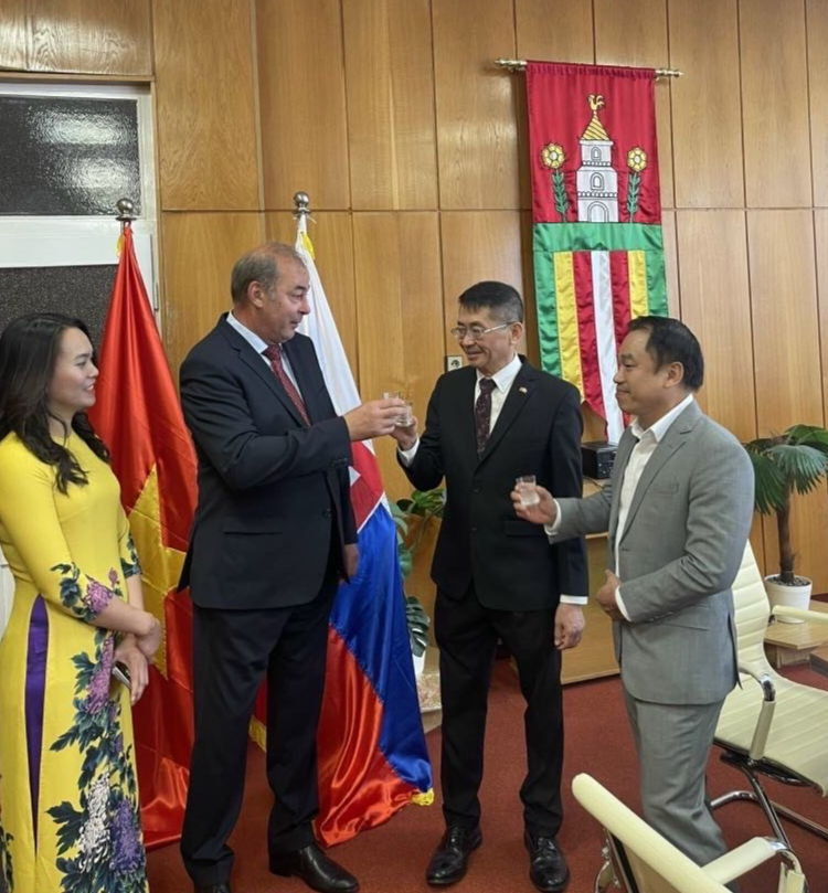 Đại sứ quán Việt Nam tại Slovakia long trọng kỷ niệm 134 năm ngày sinh Chủ tịch Hồ Chí Minh Đại sứ quán Việt Nam tại Slovakia long trọng kỷ niệm 134 năm ngày sinh Chủ tịch Hồ Chí Minh