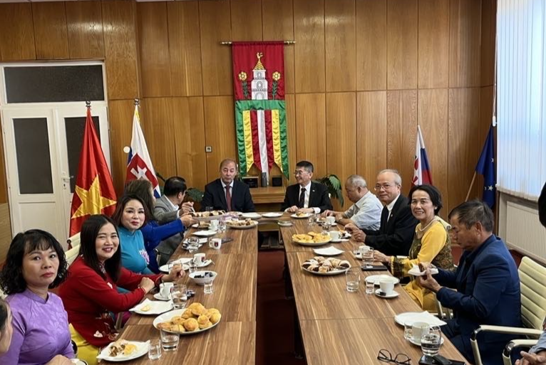 Đại sứ quán Việt Nam tại Slovakia long trọng kỷ niệm 134 năm ngày sinh Chủ tịch Hồ Chí Minh Đại sứ quán Việt Nam tại Slovakia long trọng kỷ niệm 134 năm ngày sinh Chủ tịch Hồ Chí Minh