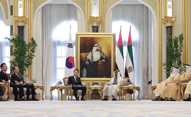 Tổng thống Hàn Quốc Yoon Suk Yeol hội đàm với Tổng thống UAE Mohamed bin Zayed Al Nahyan at the Qasr Al Watan presidential palace in Abu Dhabi, ngày 15/1/2023. (Nguồn: Yonhap) Tổng thống Hàn Quốc Yoon Suk Yeol hội đàm với Tổng thống UAE Mohamed bin Zayed Al Nahyan at the Qasr Al Watan presidential palace in Abu Dhabi, ngày 15/1/2023. (Nguồn: Yonhap)