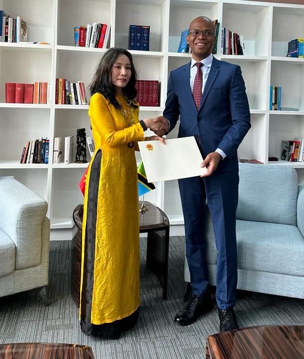 Đại sứ Vũ Thanh Huyền trình bản sao Thư ủy nhiệm lên Bộ trưởng Bộ Ngoại giao Tanzania ngày 22/5/2024.