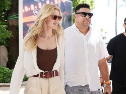 Hình ảnh huyền thoại bóng đá Ronaldo Luís Nazário de Lima và vợ tại Cannes, Pháp