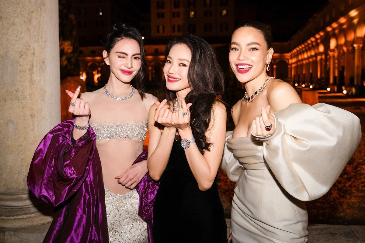 Tối 22/5 (giờ địa phương), Hồ Ngọc Hà dự sự kiện của nhãn hàng quốc tế với vai trò Ca sĩ Hồ Ngọc Hà đọ dáng diễn viên Thư Kỳ tại sự kiện thời trang