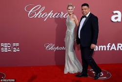 Huyền thoại Ro béo tháp tùng vợ kém 14 tuổi dự LHP Cannes 2024