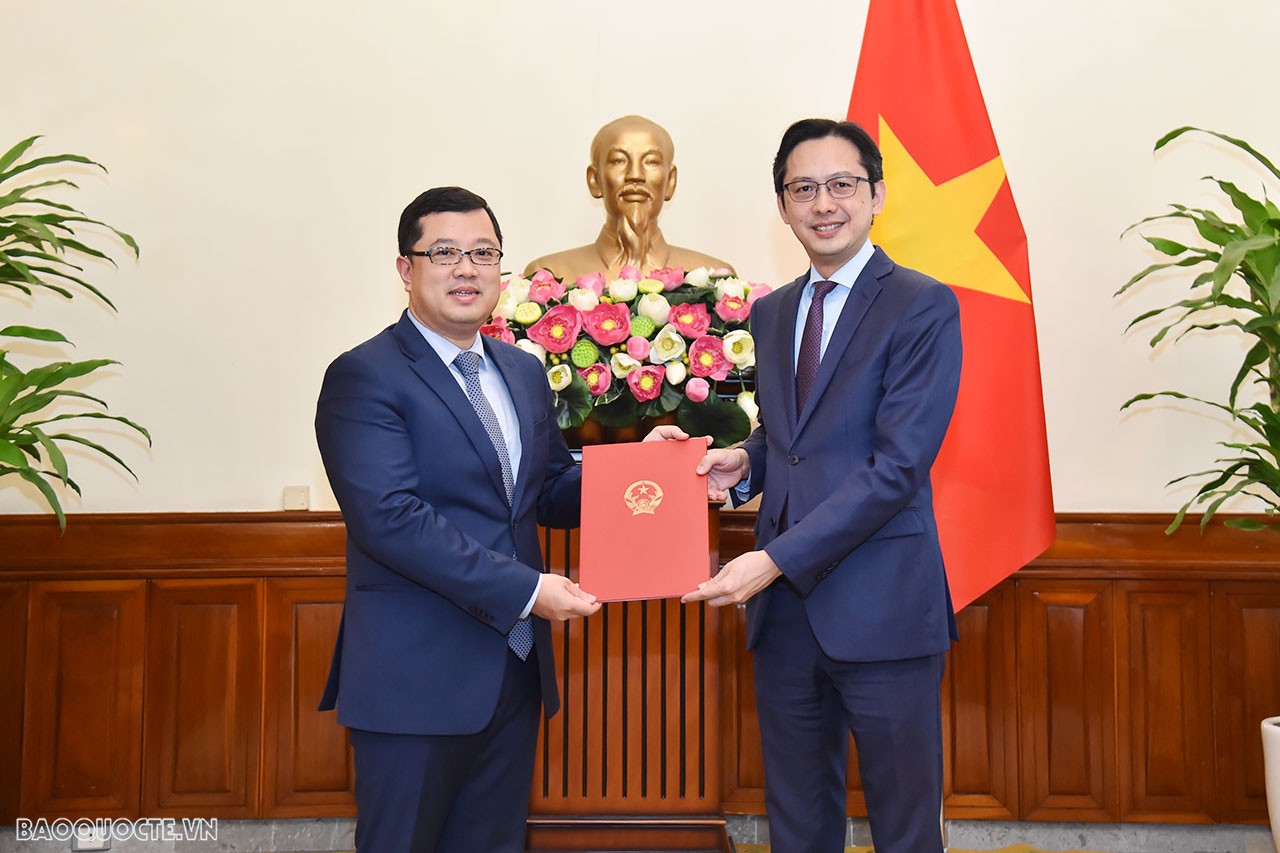 Tại buổi lễ, Thứ trưởng Ngoại giao Đỗ Hùng Việt trao quyết định điều động ông Ngô Quang Anh, Phó Vụ trưởng, Vụ Biên phiên dịch đối ngoại, nhận công tác tại Học viện Ngoại giao và phân công ông Ngô Quang Anh làm Quyền Giám đốc, Trung tâm Đào tạo, bồi dưỡng cán bộ đối ngoại (FOSET), Học viện Ngoại giao.