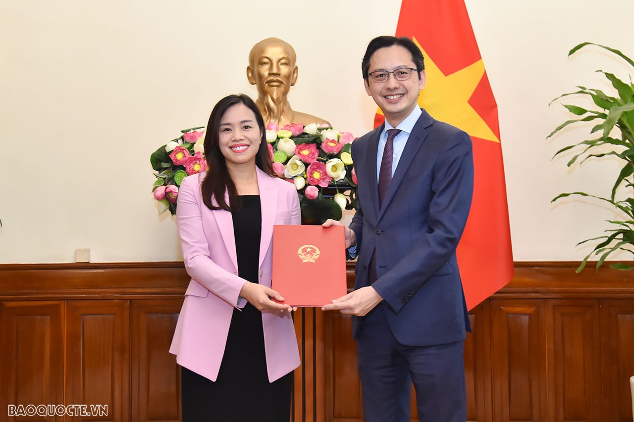 Thứ trưởng Ngoại giao Đỗ Hùng Việt trao quyết định tiếp nhận và điều động, bà Lê Thị Minh Thoa, nguyên Tham tán Công sứ, Phó Đại diện Thường trực - Người thứ 2, Phái đoàn Đại diện Thường trực Việt Nam tại Liên hợp quốc, kết thúc nhiệm kỳ về nước, giữ chức Phó Vụ trưởng, Vụ Thông tin Báo chí.