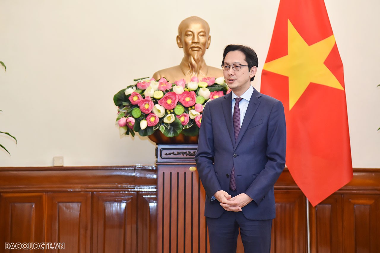 Chúc mừng các cán bộ vừa nhận quyết định, Thứ trưởng Ngoại giao Đỗ Hùng Việt khẳng định, đây là sự tin tưởng của Ban thường vụ Đảng ủy Bộ, Lãnh đạo Bộ với các cán bộ nhận quyết định lần này. Cho rằng, đây là những cán bộ dày dạn kinh nghiệm công tác, được chuyển sang vị trí công tác mới tại các đơn vị là “bộ mặt của Bộ”. Với FOSET là nơi đào tạo, bồi dưỡng cán bộ đối ngoại của các bộ/ngành và địa phương. Với Vụ Thông tin Báo chí là nơi thường xuyên tiếp xúc với các phóng viên trong và ngoài nước hoạt động thông tin đối ngoại. 