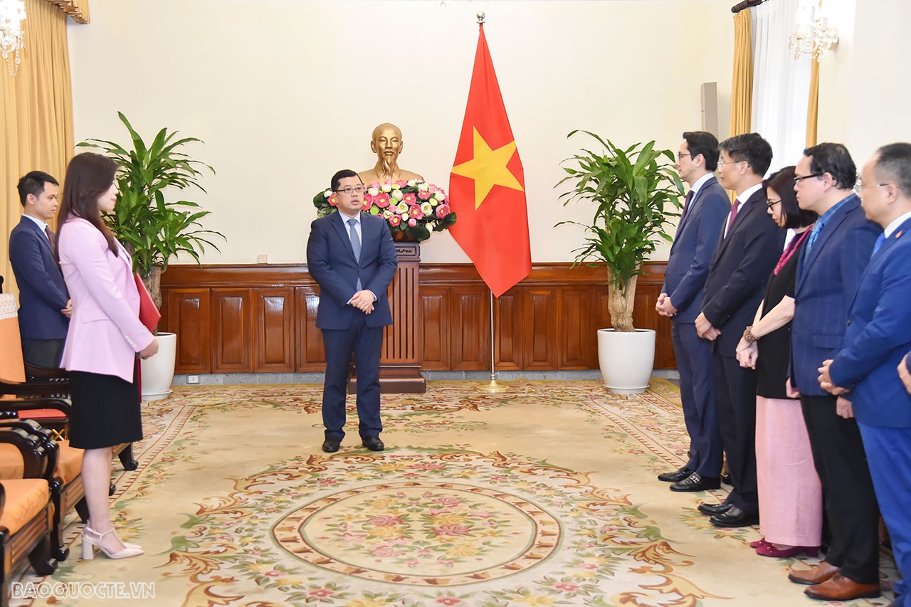 Thay mặt bà Lê Thị Minh Thoa, ông Ngô Quang Anh khẳng định sẽ tiếp tục đóng góp hết mình, hoàn thành xuất sắc các nhiệm vụ được giao, góp phần xây dựng ngành Ngoại giao ngày càng phát triển, xứng đáng với sự tin tưởng của Bộ trưởng và tập thể Lãnh đạo Bộ.