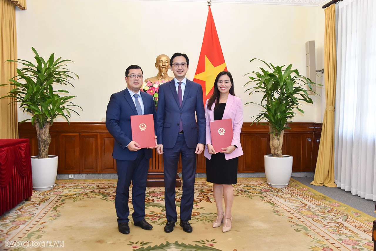 Thứ trưởng tin tưởng, với kinh nghiệm và năng lực của mình, các cán bộ được điều động, phân công công tác lần này sẽ tiếp tục nỗ lực hơn nữa để xây dựng đơn vị đoàn kết, phát triển, đóng góp hiệu quả vào công tác chuyên môn, góp phần đưa công tác của Bộ và đơn vị ngày càng phát triển.