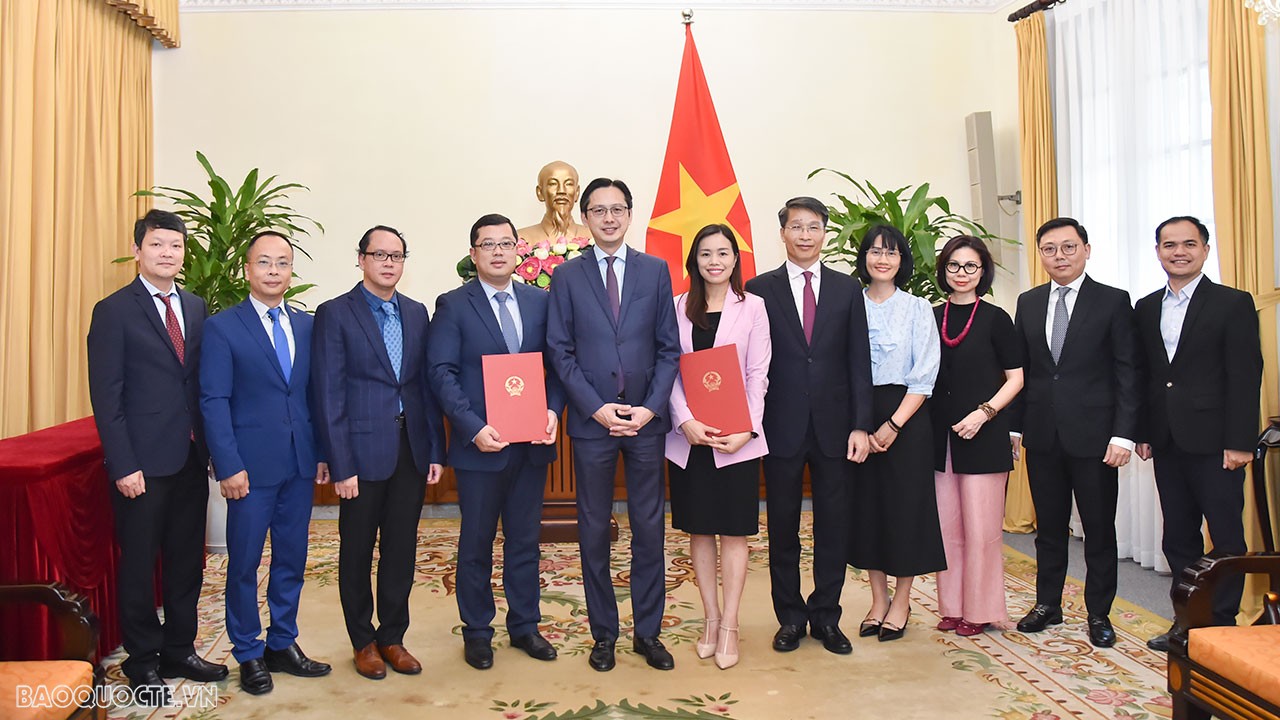 Tham dự buổi lễ trao quyết định có lãnh đạo các đơn vị chức năng của Bộ Ngoại giao.